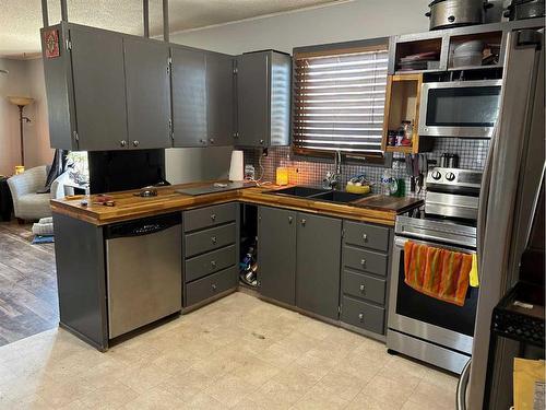 213 1 Avenue, Torrington, AB - Indoor Photo Showing Kitchen With Double Sink