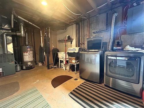 307 Mehl Place, Oyen, AB - Indoor Photo Showing Laundry Room