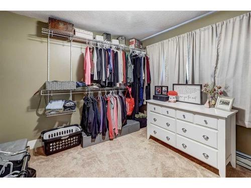 406 16 Street East, Drumheller, AB - Indoor With Storage