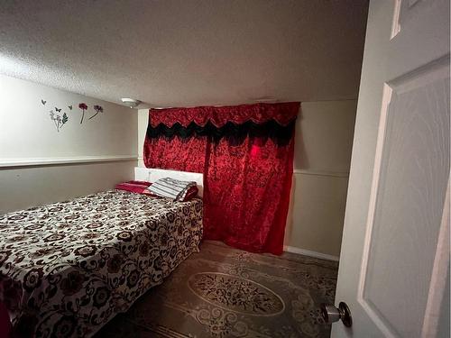 39-Beamish Park Drive East, Brooks, AB - Indoor Photo Showing Bedroom