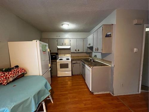 39-Beamish Park Drive East, Brooks, AB - Indoor Photo Showing Kitchen