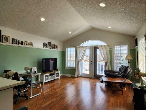 1269 23 Avenue, Didsbury, AB - Indoor Photo Showing Living Room