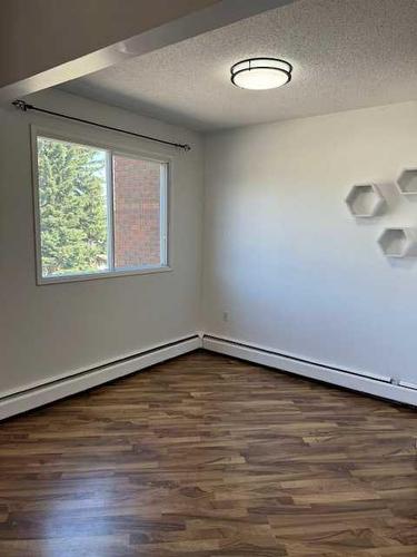 22-398 16 Street Ne, Medicine Hat, AB - Indoor Photo Showing Other Room