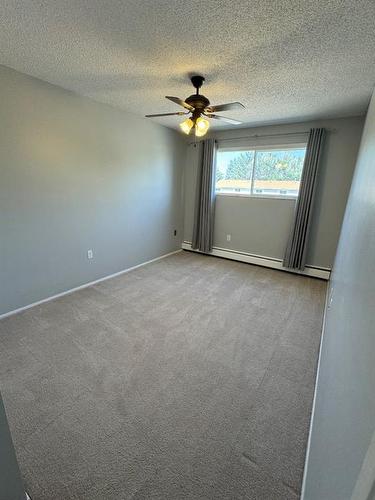 22-398 16 Street Ne, Medicine Hat, AB - Indoor Photo Showing Other Room