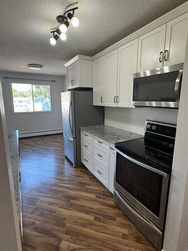 22-398 16 Street Ne, Medicine Hat, AB - Indoor Photo Showing Kitchen