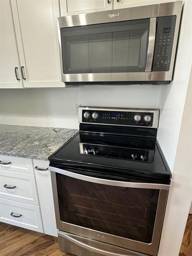 22-398 16 Street Ne, Medicine Hat, AB - Indoor Photo Showing Kitchen