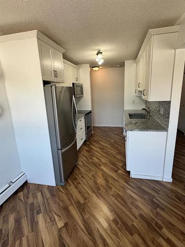 22-398 16 Street Ne, Medicine Hat, AB - Indoor Photo Showing Kitchen