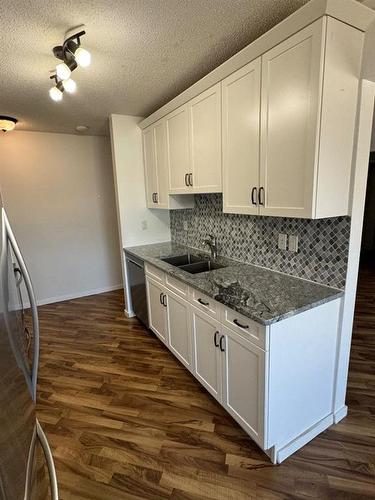 22-398 16 Street Ne, Medicine Hat, AB - Indoor Photo Showing Kitchen With Double Sink