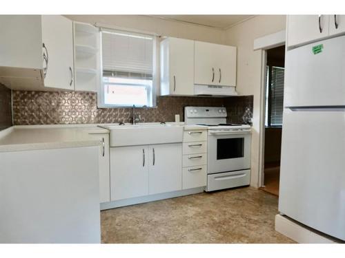 210 2 Street East, Drumheller, AB - Indoor Photo Showing Kitchen