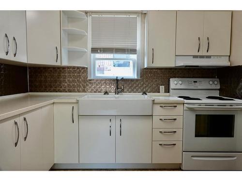 210 2 Street East, Drumheller, AB - Indoor Photo Showing Kitchen