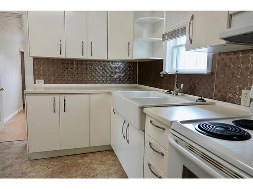 210 2 Street East, Drumheller, AB - Indoor Photo Showing Kitchen