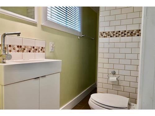 210 2 Street East, Drumheller, AB - Indoor Photo Showing Bathroom