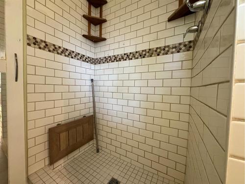 210 2 Street East, Drumheller, AB - Indoor Photo Showing Bathroom