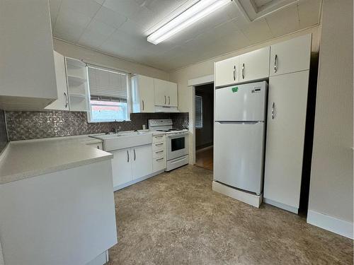 210 2 Street East, Drumheller, AB - Indoor Photo Showing Kitchen