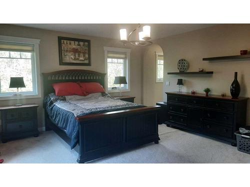 166 Railway Avenue, Drumheller, AB - Indoor Photo Showing Bedroom