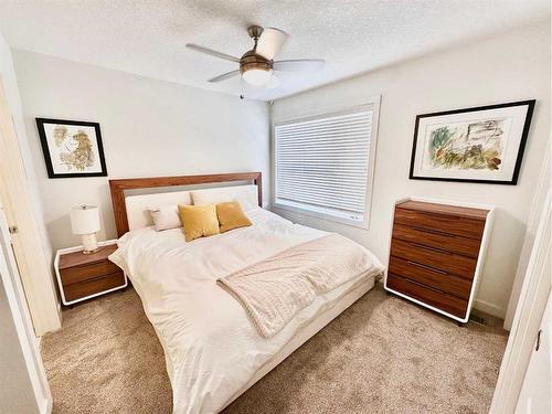 33 Evanscrest Park Nw, Calgary, AB - Indoor Photo Showing Bedroom