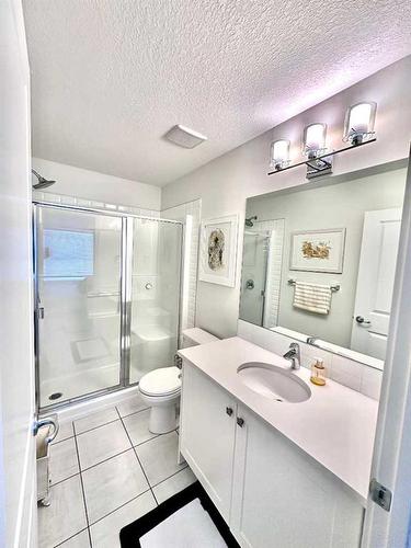 33 Evanscrest Park Nw, Calgary, AB - Indoor Photo Showing Bathroom