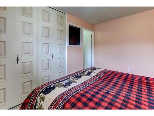 1430 4 Ave Nw, Drumheller, AB - Indoor Photo Showing Bedroom