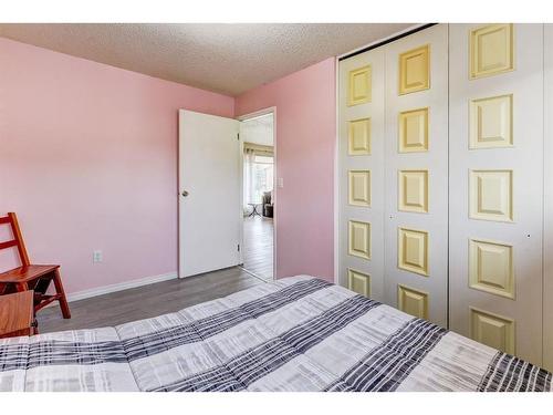 1430 4 Ave Nw, Drumheller, AB - Indoor Photo Showing Bedroom