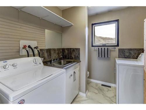 1430 4 Ave Nw, Drumheller, AB - Indoor Photo Showing Laundry Room