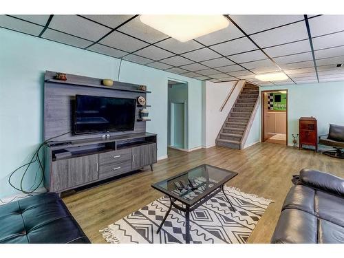 1430 4 Ave Nw, Drumheller, AB - Indoor Photo Showing Living Room