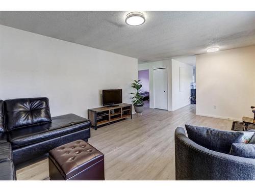 1430 4 Ave Nw, Drumheller, AB - Indoor Photo Showing Living Room