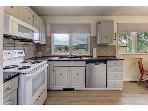 1430 4 Ave Nw, Drumheller, AB - Indoor Photo Showing Kitchen