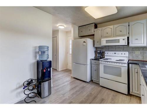 1430 4 Ave Nw, Drumheller, AB - Indoor Photo Showing Kitchen