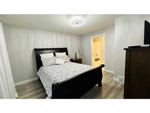 20 Garden Way, Drumheller, AB - Indoor Photo Showing Bedroom