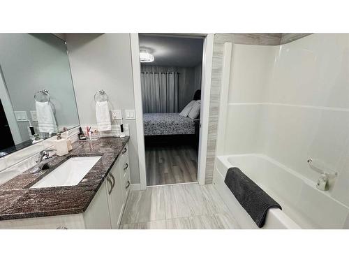 20 Garden Way, Drumheller, AB - Indoor Photo Showing Bathroom