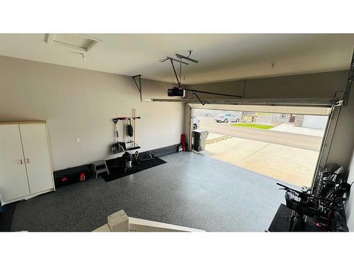 20 Garden Way, Drumheller, AB - Indoor Photo Showing Garage