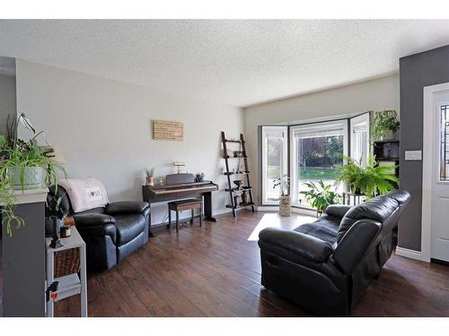 65 Parkland Way East, Brooks, AB - Indoor Photo Showing Living Room