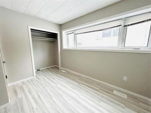 207 2 Avenue East, Oyen, AB - Indoor Photo Showing Other Room