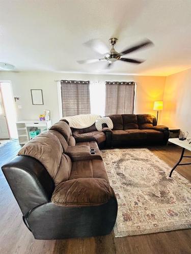 207 2 Avenue East, Oyen, AB - Indoor Photo Showing Living Room