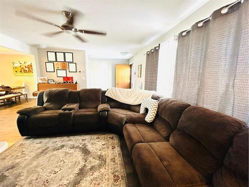 207 2 Avenue East, Oyen, AB - Indoor Photo Showing Living Room