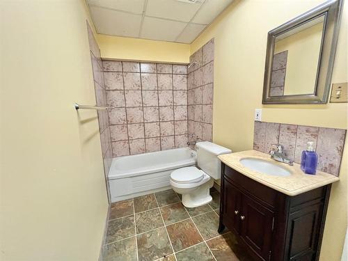 202 Main Street, Munson, AB - Indoor Photo Showing Bathroom