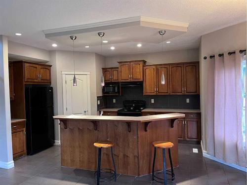 122 Coopers Bay Sw, Airdrie, AB - Indoor Photo Showing Kitchen