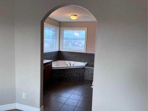 122 Coopers Bay Sw, Airdrie, AB - Indoor Photo Showing Bathroom