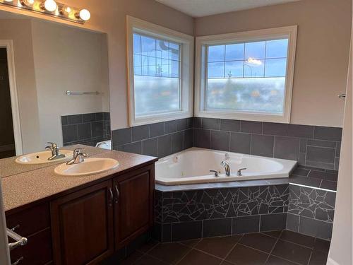 122 Coopers Bay Sw, Airdrie, AB - Indoor Photo Showing Bathroom