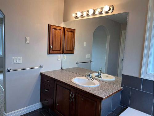 122 Coopers Bay Sw, Airdrie, AB - Indoor Photo Showing Bathroom