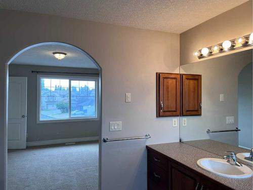 122 Coopers Bay Sw, Airdrie, AB - Indoor Photo Showing Bathroom