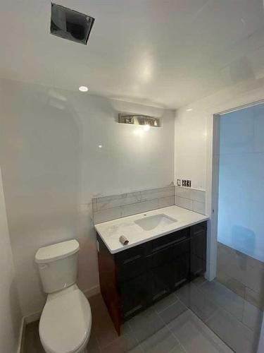 564 5 Street West, Brooks, AB - Indoor Photo Showing Bathroom