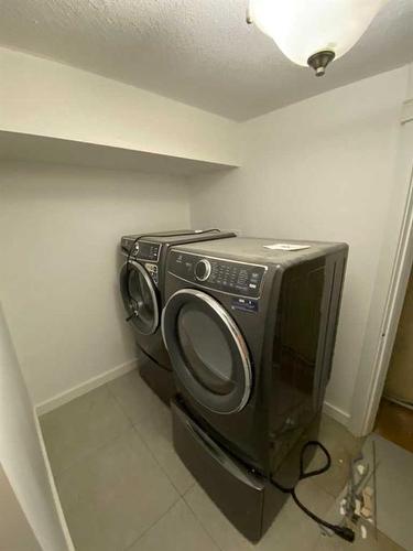 564 5 Street West, Brooks, AB - Indoor Photo Showing Laundry Room