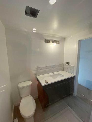 564 5 Street West, Brooks, AB - Indoor Photo Showing Bathroom