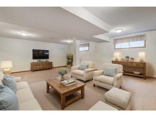 221 13 Street Nw, Drumheller, AB - Indoor Photo Showing Living Room