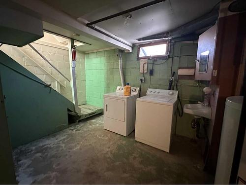 219 4 Avenue South, Youngstown, AB - Indoor Photo Showing Laundry Room