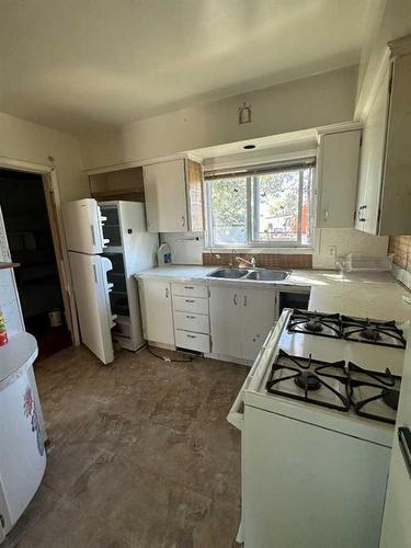 219 4 Avenue South, Youngstown, AB - Indoor Photo Showing Laundry Room