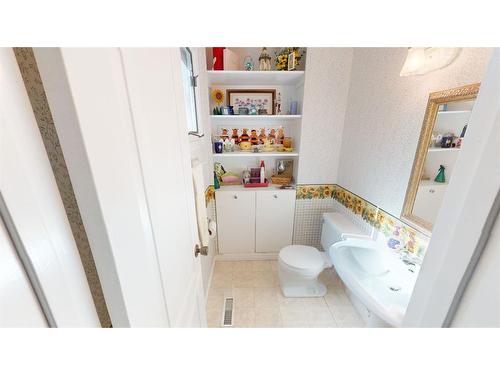 525 8 Avenue, Bassano, AB - Indoor Photo Showing Bathroom