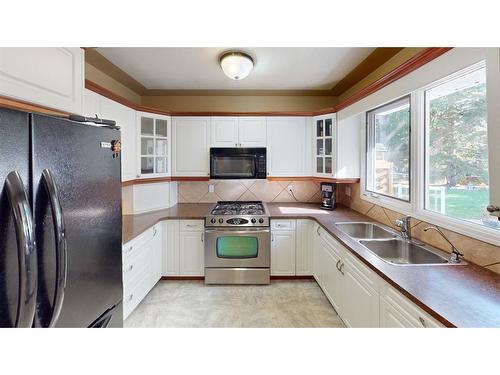 525 8 Avenue, Bassano, AB - Indoor Photo Showing Kitchen With Double Sink