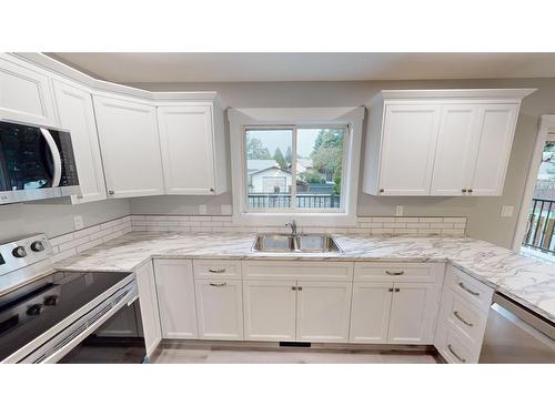 39 Wildrose Crescent, Brooks, AB - Indoor Photo Showing Kitchen With Double Sink